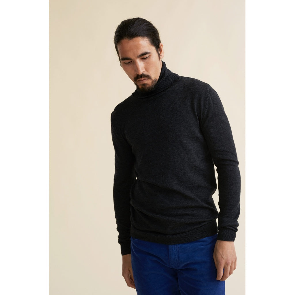 SibinLinnebjerg Højhalset Bluse | Jagger | 100% Merino Wool | Black | Unisex model